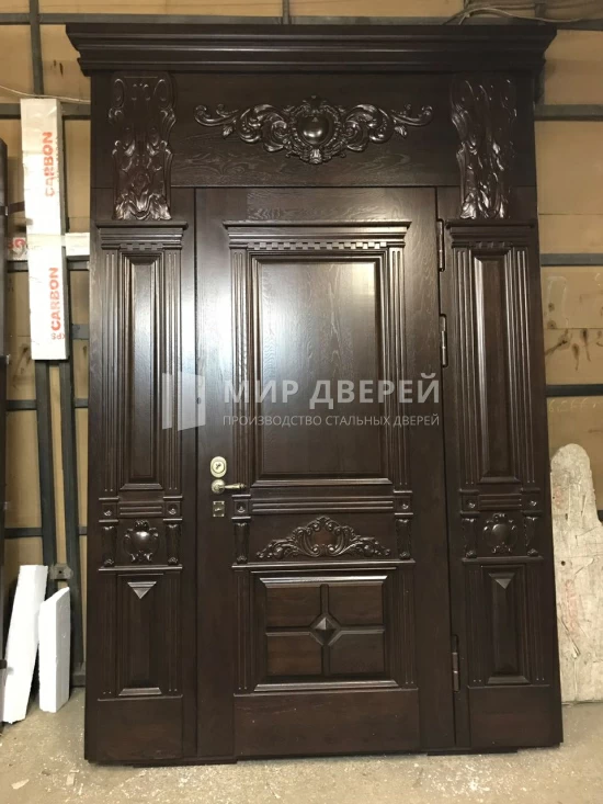 Большая дверь с массивом дерева - фото