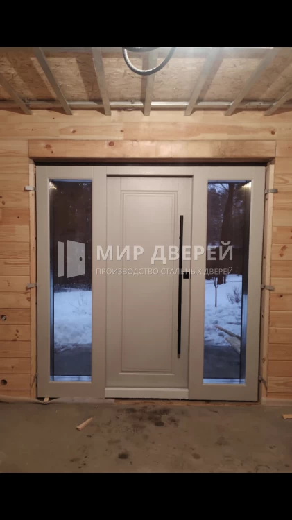 Входная дверь для дома с большим стеклом - фото